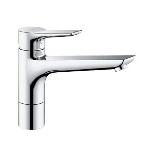 Moderner Küch Wasserhahn aus chromfarbenem Metall mit einem schmalen Auslauf und einem ergonomischen Hebelgriff für die Temperaturregulierung.